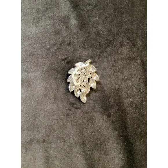Classic Weiss Designed Rhinestone Leaf Brooch - Picture 3 of 4